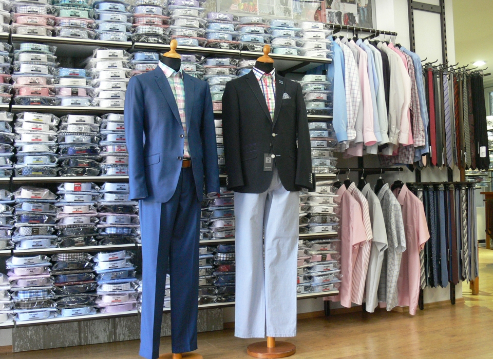 Elegáns öltönyök és zakók a Men's Shop siófoki kirakatában